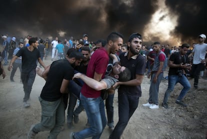 Manifestantes palestinos evacúan a un hombre herido por disparos de los soldados israelies, el 12 de octubre de 2018, en la Franja de Gaza.