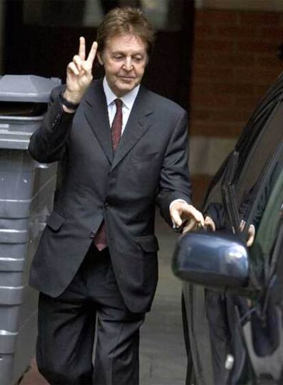 El ex Beatle ha aparecido muy sonriente en la primera vista para su divorcio de la ex modelo Heather Mills.