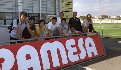 Yuriko Saeki, segunda desde la izquierda, con representantes de la J.League y de clubes de la tercera división del fútbol japonés, en la ciudad deportiva del Villarreal CF.