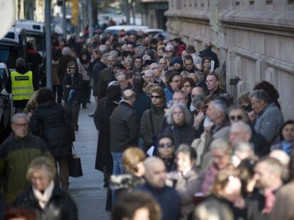 Desenes de ciutadans fent cua davant la seu del TSJC a Barcelona, aquest dimarts.