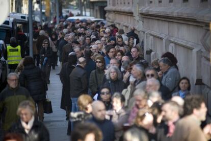 Desenes de ciutadans fent cua davant la seu del TSJC a Barcelona, aquest dimarts.