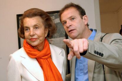 La multimillonaria Liliane Bettencourt y el fotógrafo François-Marie Banier durante su visita a una exposición en Krefeld (Alemania), en junio de 2004.