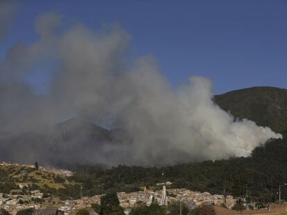 La columna de humo que sale de los cerros orientales de Bogotá y se extiende por la capital colombiana