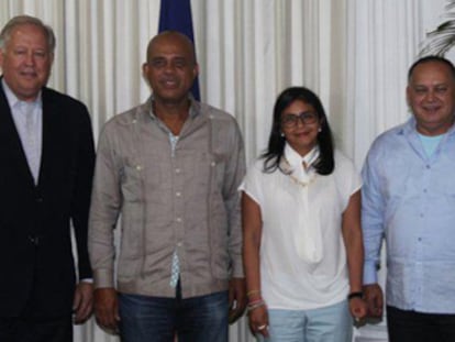 From left: Thomas Shannon, Haitian President Michell Martelly, Delcy Rodríguez, Diosdado Cabello, and an unidentified official.