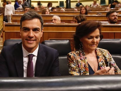 Pedro Sánchez and Deputy PM Carmen Calvo in Congress this morning.