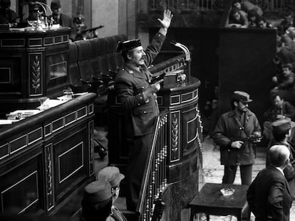 El teniente coronel Tejero irrumpe, pistola en mano, en el Congreso de los Diputados el 23 de febrero de 1981, durante la segunda votación de investidura de Calvo Sotelo como presidente del Gobierno.