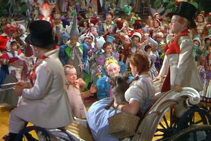 Fotograma de 'El mago de Oz', en una escena en la que Dorothy llega a Munchkin.