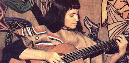 La cantautora chilena Violeta Parra toca la guitarra, en una imagen de archivo.