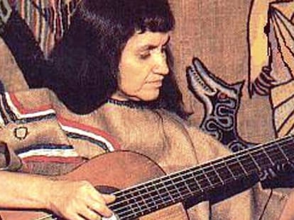 La cantautora chilena Violeta Parra toca la guitarra, en una imagen de archivo.