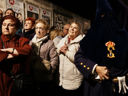 Feligreses durante la procesión de la Real Cofradía Nuestro Padre Jesús Nazareno, el pasado 3 de abril, en Bilbao, País Vasco.