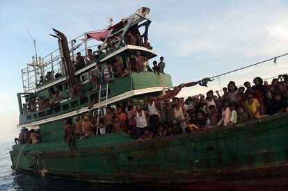 Uma embarcação com 400 imigrantes de Bangladesh e de etnia Rohingya, com destino à Malásia, chegou na quinta-feira à costa sul da Tailândia, no mar de Andamán. Depois de auxiliá-los, as autoridades tailandesas deixaram-nos partir até o seu destino, embora a Malásia tenha anunciado essa semana que devolveria a alto mar qualquer embarcação com imigrantes ilegais que interceptasse. O mar de Andamán está se tornando o ‘Mediterrâneo da Ásia’. De acordo com o Alto Comissionado das Nações Unidas para os Refugiados (ACNUR), aproximadamente 25.000 pessoas zarparam em barcos de Bangladesh e Birmânia (Myanmar) durante o primeiro trimestre de 2015, o dobro do número registrado no mesmo período de 2014.