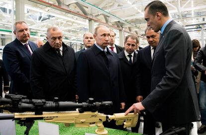 El presidente ruso, Vladimir Putin, en una visita a la factoría de Kalashnikov, en septiembre de 2016.