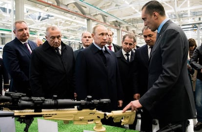 El presidente ruso, Vladimir Putin, en una visita a la factoría de Kalashnikov, en septiembre de 2016.