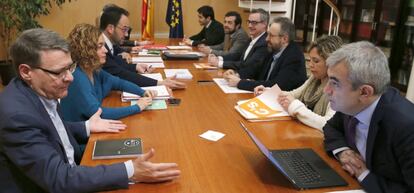 Los miembros del equipo negociador del PSOE, Antonio Hernando, Jordi Sevilla, Meritxell Batet, junto a los de Ciudadanos, Luis Garicano, Marta Mart&iacute;n, Juan Carlos Girauta, Jos&eacute; Manuel Villegas, Miguel Guti&eacute;rrez, durante la reuni&oacute;n que han mantenido para avanzar en la formaci&oacute;n de un gobierno, esta tarde en el Congreso.