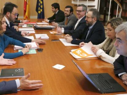 Los miembros del equipo negociador del PSOE, Antonio Hernando, Jordi Sevilla, Meritxell Batet, junto a los de Ciudadanos, Luis Garicano, Marta Mart&iacute;n, Juan Carlos Girauta, Jos&eacute; Manuel Villegas, Miguel Guti&eacute;rrez, durante la reuni&oacute;n que han mantenido para avanzar en la formaci&oacute;n de un gobierno, esta tarde en el Congreso.