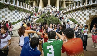 Turistes al Park Güell el primer dia que era de pagament.