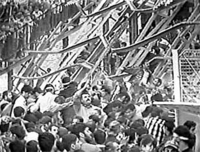 Estado en que qued la tribuna hundida en el estadio de Sari.