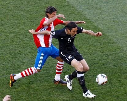 El neozelandés Vicelich gana un balón ante la oposición del paraguayo Vera en un momento del Nueva Zelanda-Paraguay.