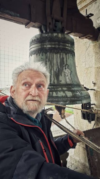 El campanero Llorenç Barber, durante un concierto de campanas en Braga (Portugal).