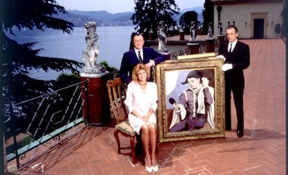 El barón Thyssen con su mujer Tita Cervera, en 1989, mostrando uno de los cuadros de la colección, 'El arlequín del espejo' de Picasso, en su casa de Lugano (Suiza).