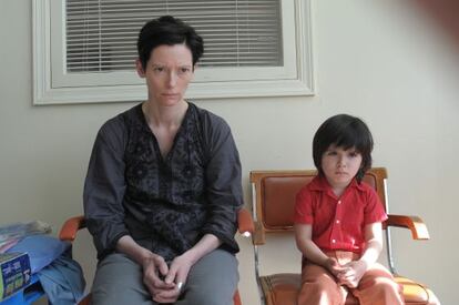 Tilda Swinton y Jasper Newell (Kevin de crío), en un fotograma de 'Tenemos que hablar de Kevin'