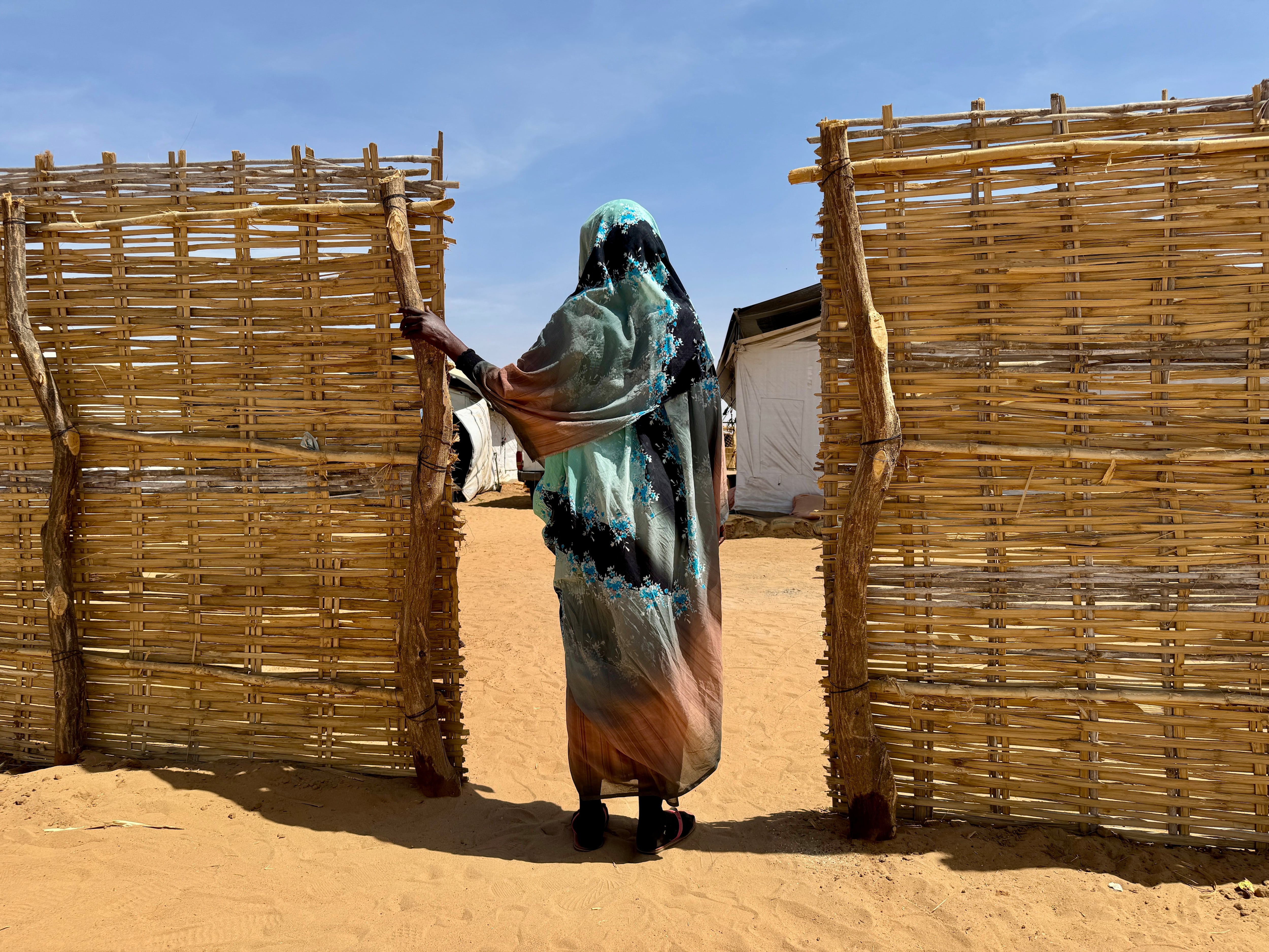 Esta mujer sudanesa sufrió violencia sexual y perdió a su marido y a uno de sus hijos en el conflicto. Hoy está desplazada en Tawila, adonde llegó buscando atención médica de MSF tras las agresiones sufridas.