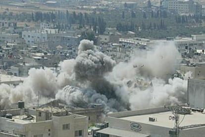 Demolición del edificio de Nablús donde militantes de Hamás se enfrentaron ayer al Ejército israelí.