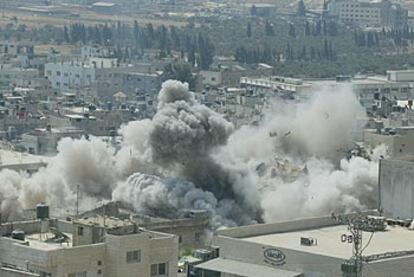 Demolición del edificio de Nablús donde militantes de Hamás se enfrentaron ayer al Ejército israelí.