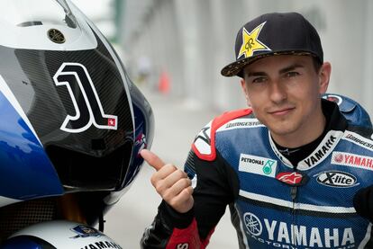 Jorge Lorenzo posa y sonríe junto a su nueva Yamaha.