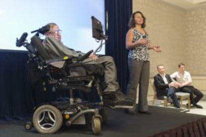 Hawking y la responsable del dise&ntilde;o de la silla ACAT. Intel