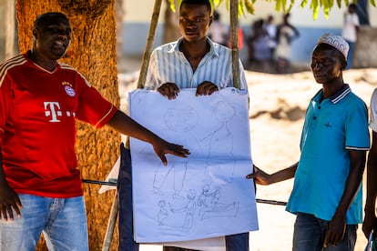 En los pueblos, las ONG locales, de la mano de Unicef, celebran diálogos comunitarios para promover la concienciación sobre los estragos que provoca el matrimonio infantil.