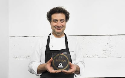 Pepe Rodríguez posa con el premio al mejor restaurante (por El Bohío) otorgado por ElTenedor.