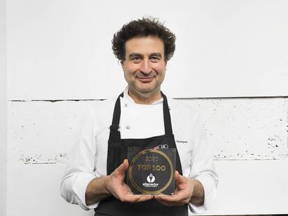 Pepe Rodríguez posa con el premio al mejor restaurante (por El Bohío) otorgado por ElTenedor.