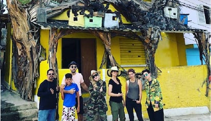 Madonna visitando a Casa Amarela, um centro cultural no Morro da Providência.