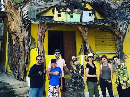 Madonna visitando a Casa Amarela, um centro cultural no Morro da Providência.