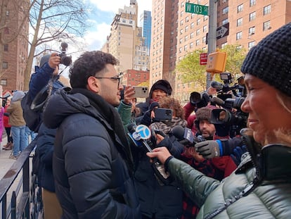 Matheus Taranto habla con los medios frente al hostal donde fue fotografiado el sospechoso de asesinar a Brian Thompson.