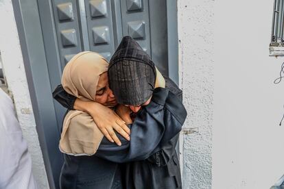Dos mujeres lloran por la muerte de sus familiares, que fallecieron durante el ataque al hospital En-Neccar de Rafah, este martes en Gaza. 