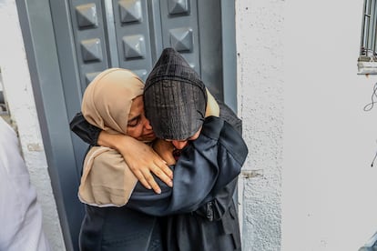 Dos mujeres lloran por la muerte de sus familiares, que fallecieron durante el ataque al hospital En-Neccar de Rafah, este martes en Gaza.