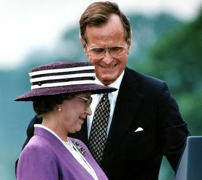 George Bush junto a la reina de Inglaterra Isabel II durante una visita oficial a la Casa Blanca, en Washington, el 14 de mayo de 1991.