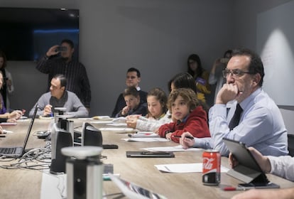 Cataluña, la clasificación para el Mundial de fútbol, nuevos acuerdos en la Unión Europea, la reforma de la Gran Vía madrileña... Hugo fue el encargado de dirigir de modo muy profesional, junto al director adjunto Jorge Rivera, la habitual reunión de mediodía en la que los redactores jefes de las distintas secciones cantan y debaten los contenidos más relevantes de la jornada.