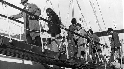 José Llagaria y su familia embarcan en Valparaíso 35 años después de su exilio a Chile.