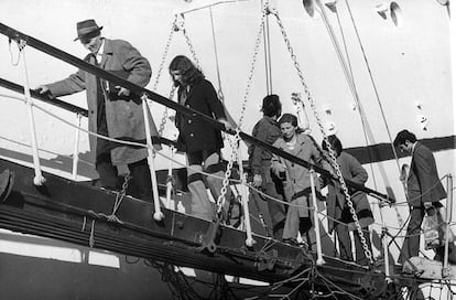 José Llagaria y su familia embarcan en Valparaíso 35 años después de su exilio a Chile.