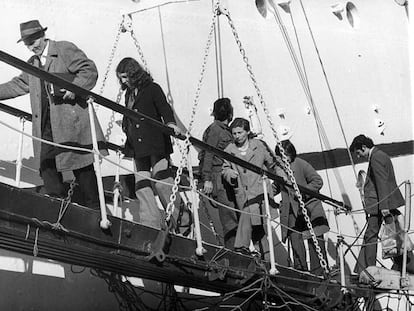 José Llagaria y su familia embarcan en Valparaíso 35 años después de su exilio a Chile.