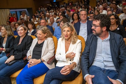 La ministra de Trabajo y líder de Sumar, Yolanda Díaz, durante la presentación del dictamen jurídico sobre la amnistía. A la izquierda, Ada Colau, exalcaldesa de Barcelona y la cineasta Isona Passola.