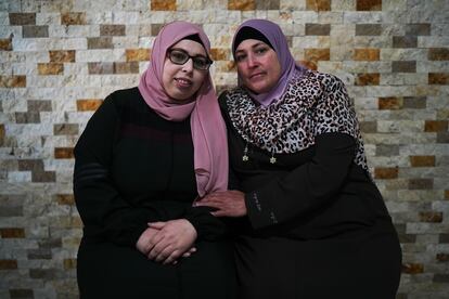 Azhar Assaf, prisionera palestina de 25 años liberada por Israel, junto a su madre Libia Othman en su casa de la localidad cisjordana de El Jeeb.