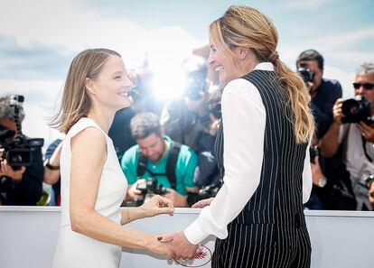 La directora Jodie Foster (i) junto a la actriz, Julia Roberts posan para los fotografos durante el photocall del Festival de Cine de Cannes.
