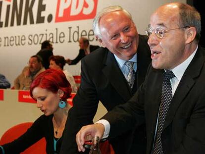 Oskar Lafontaine, en el centro, y Gregor Gysi, durante la convención del Partido de la Izquierda en Berlín.