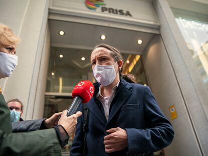 Pablo Iglesias responde a los medios tras abandonar el debate organizado por la Cadena SER el jueves.