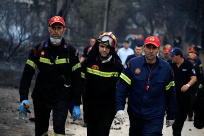 Equips de rescat continuen amb la recerca de víctimes després del foc a Mati (Grècia).