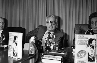 Jorge Semprún, presentando el libro 'Autobiografía de Federico Sánchez" en 1977.